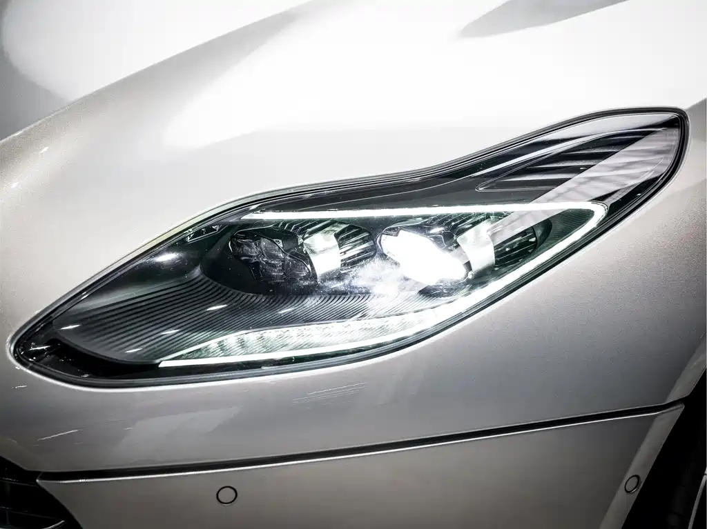Aston Martin DB11 — миниатюра 6