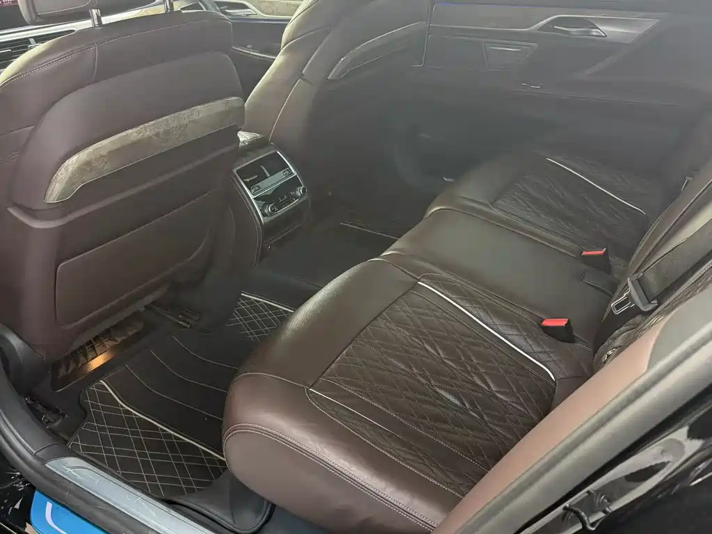 BMW 7 Series — миниатюра 5
