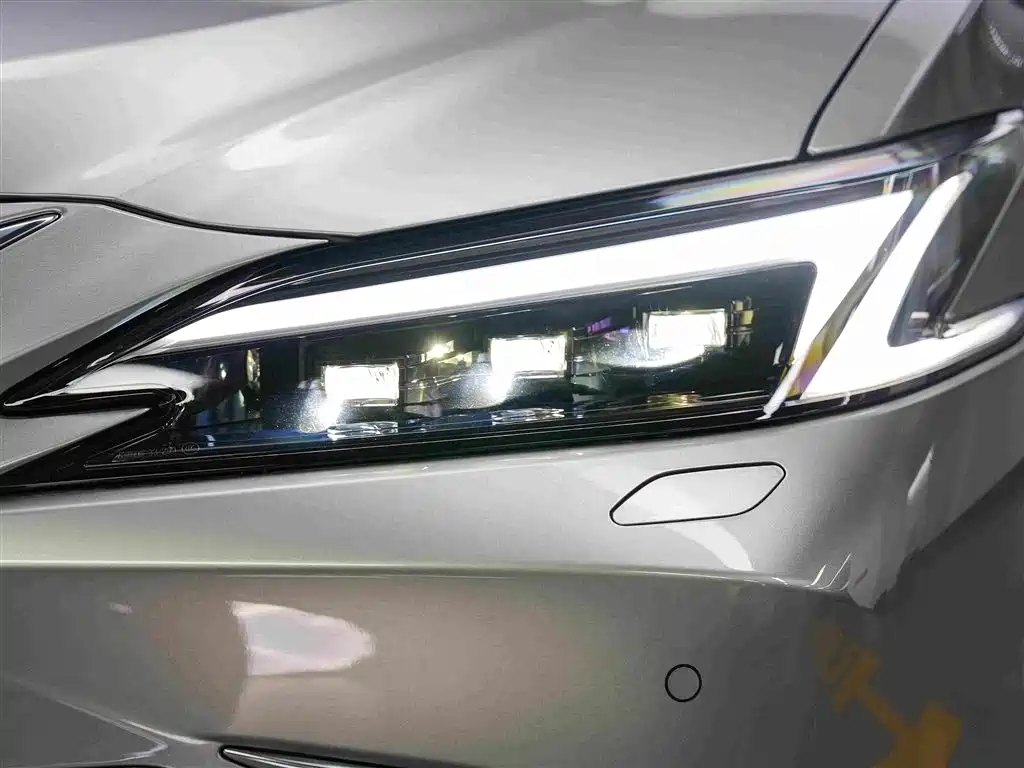 Lexus ES — миниатюра 12