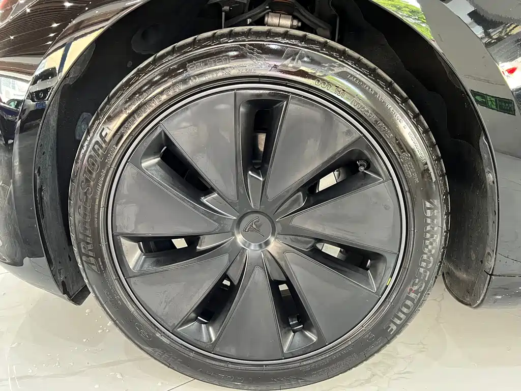 Tesla Model 3 — миниатюра 17
