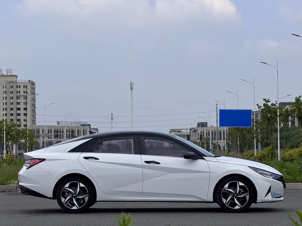 Hyundai Elantra 2022 1.5L CVT LUX Luxury
