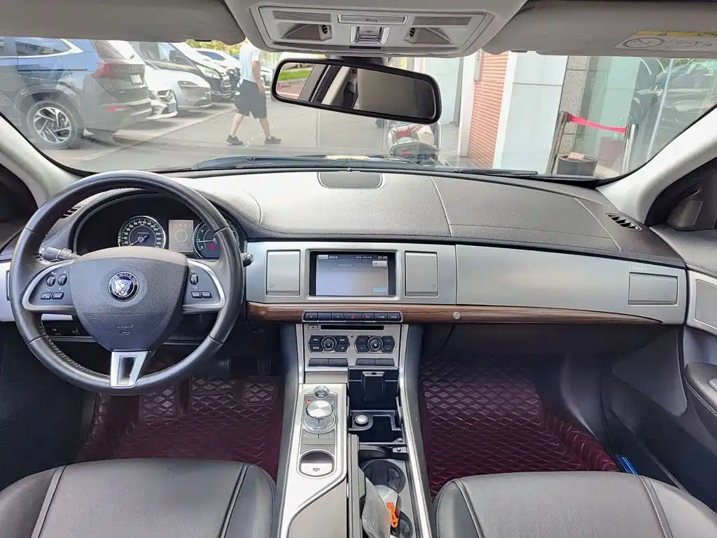 Jaguar XF — миниатюра 10