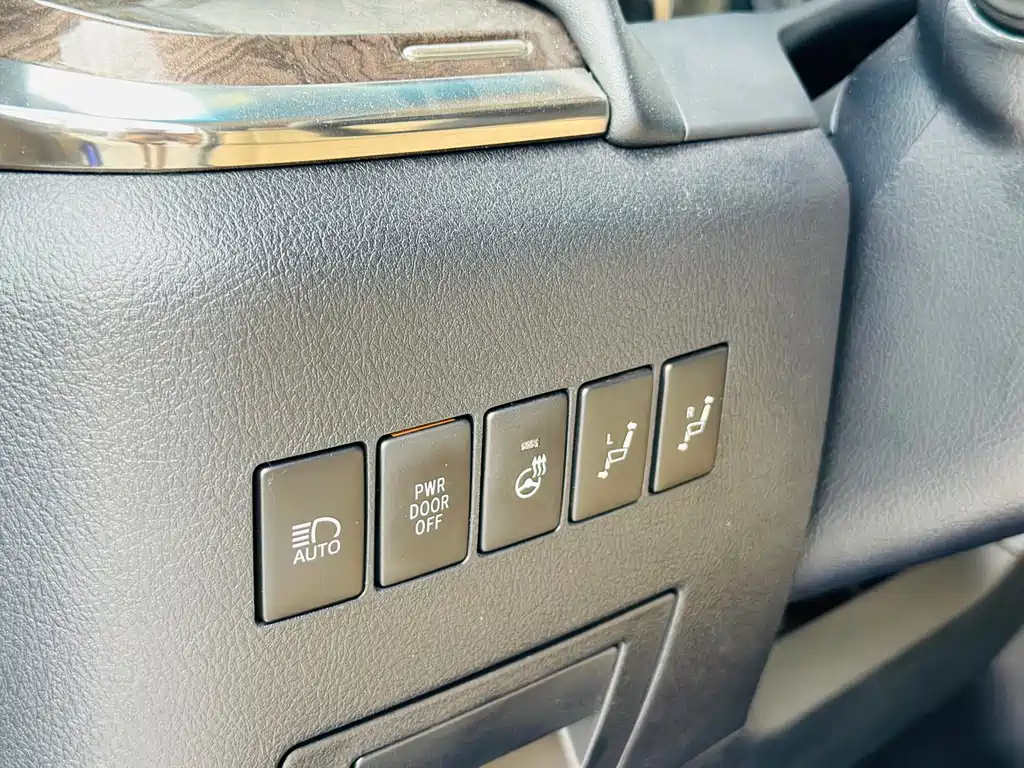 Toyota Alphard — миниатюра 10