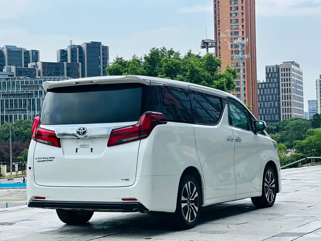 Toyota Alphard — миниатюра 15