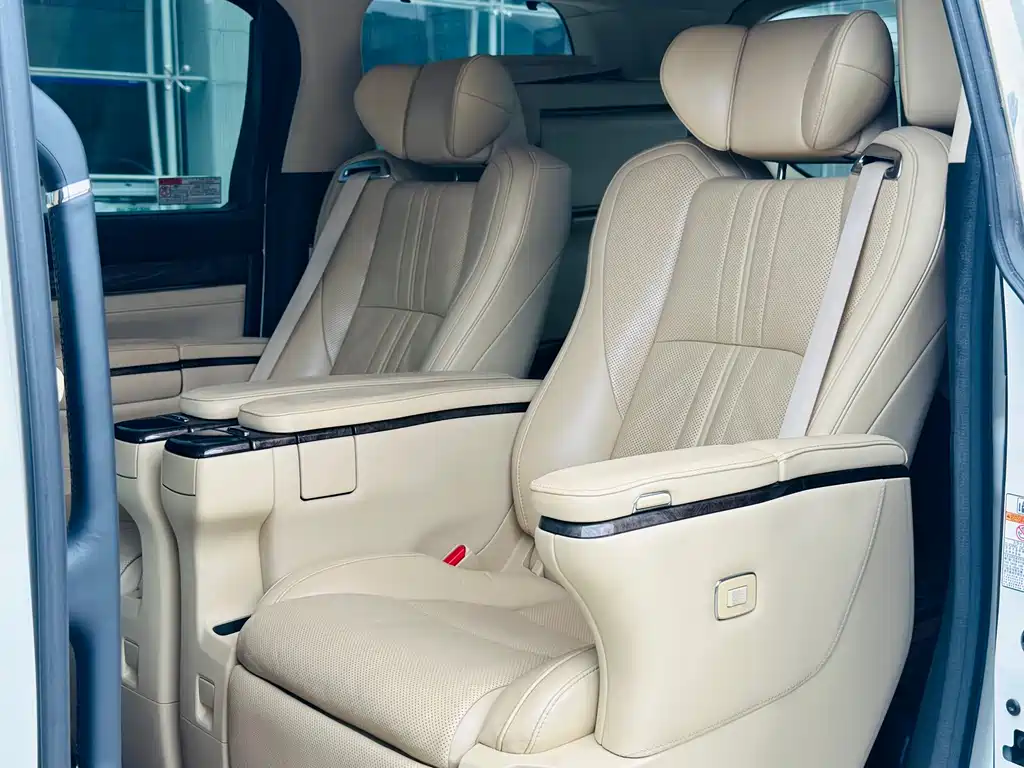 Toyota Alphard — миниатюра 7