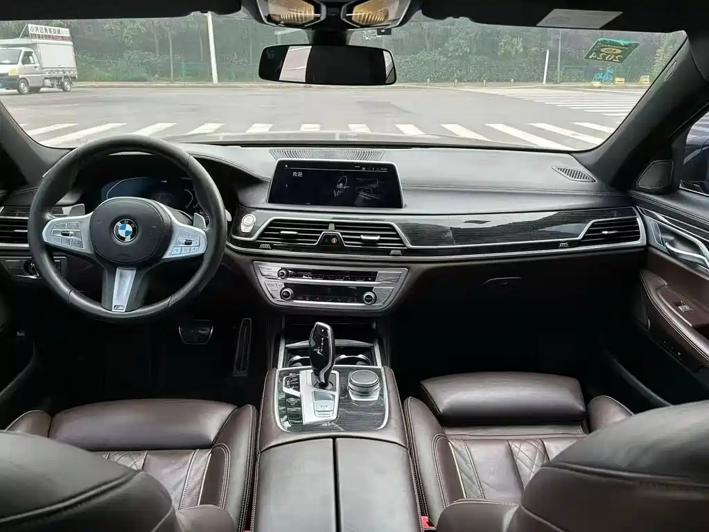 BMW 7 Series — миниатюра 5