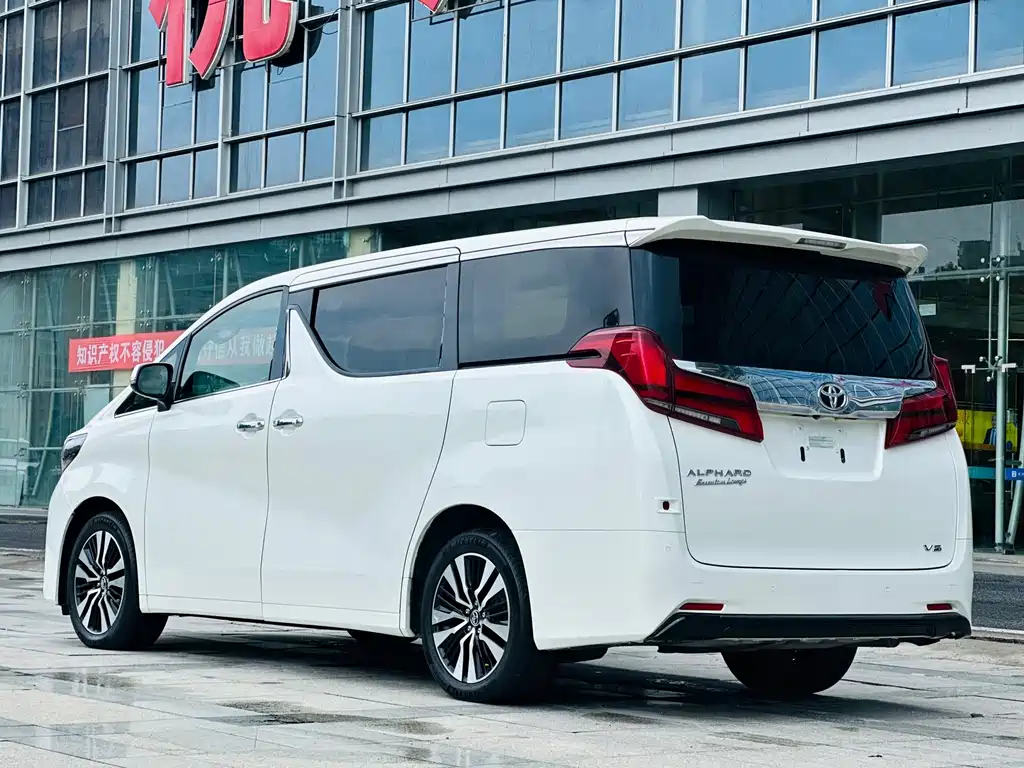 Toyota Alphard — миниатюра 12