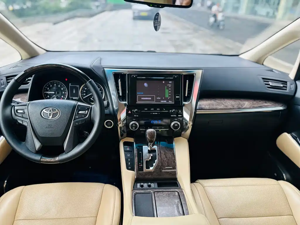 Toyota Alphard — миниатюра 5