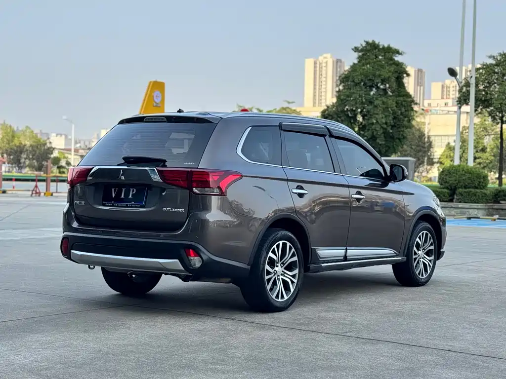 MITSUBISHI OUTLANDER