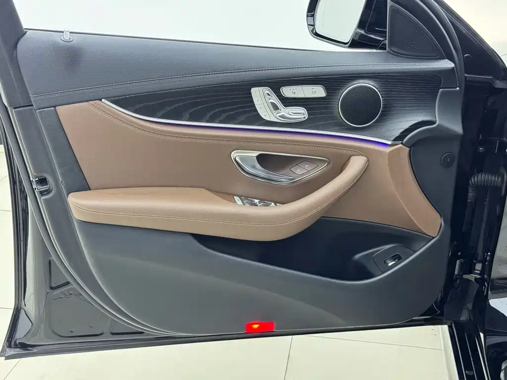 Mercedes-Benz E-Class — миниатюра 11