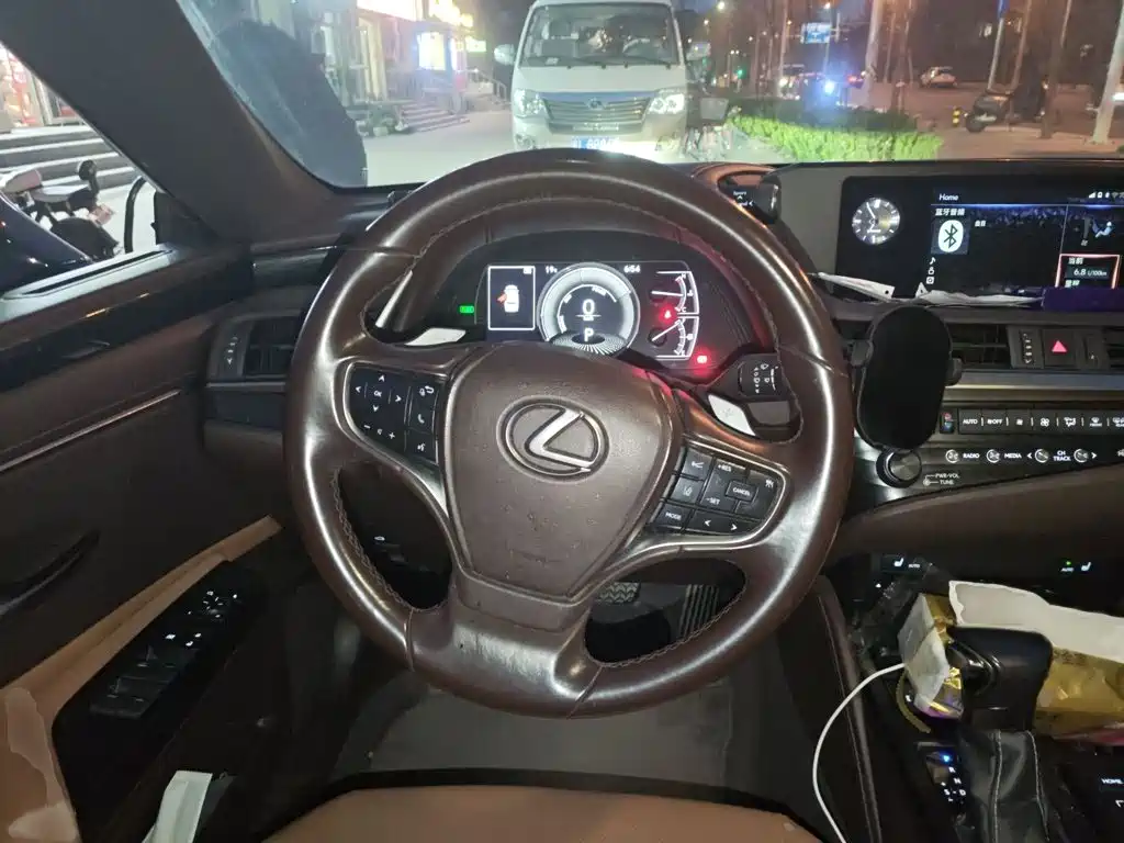 Lexus ES 2018 300h VI