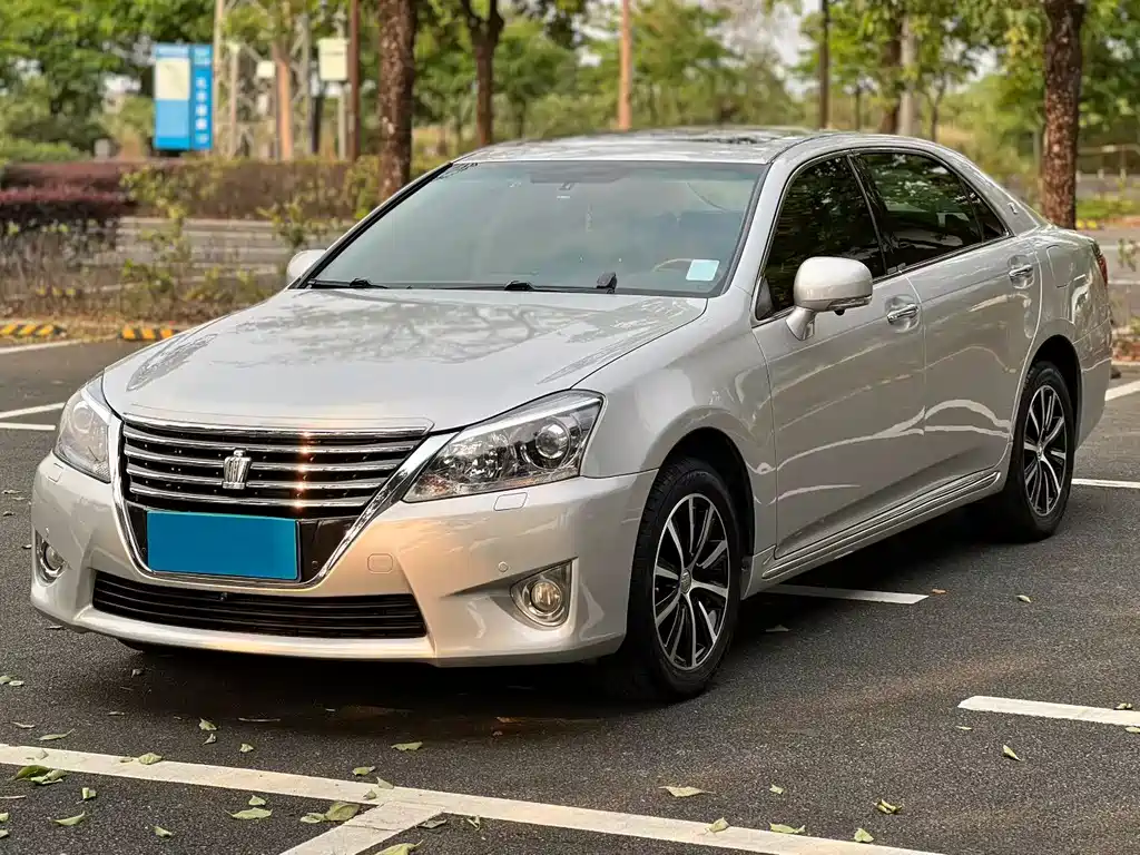Toyota Crown 2015