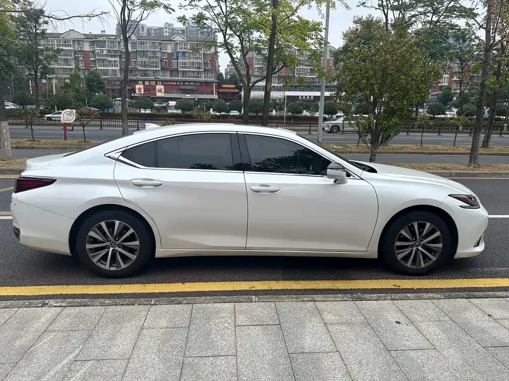 Lexus ES — миниатюра 12
