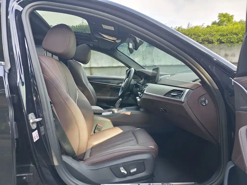 BMW 5 Series New Energy — миниатюра 7
