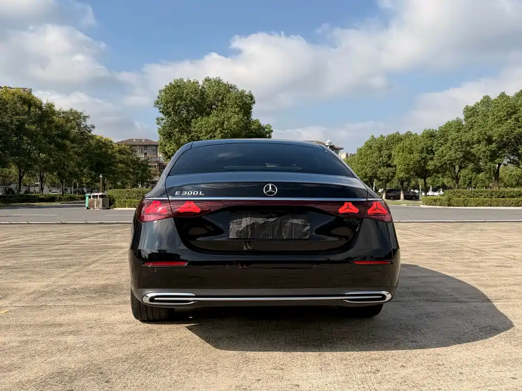 Mercedes-Benz E-Class — миниатюра 6