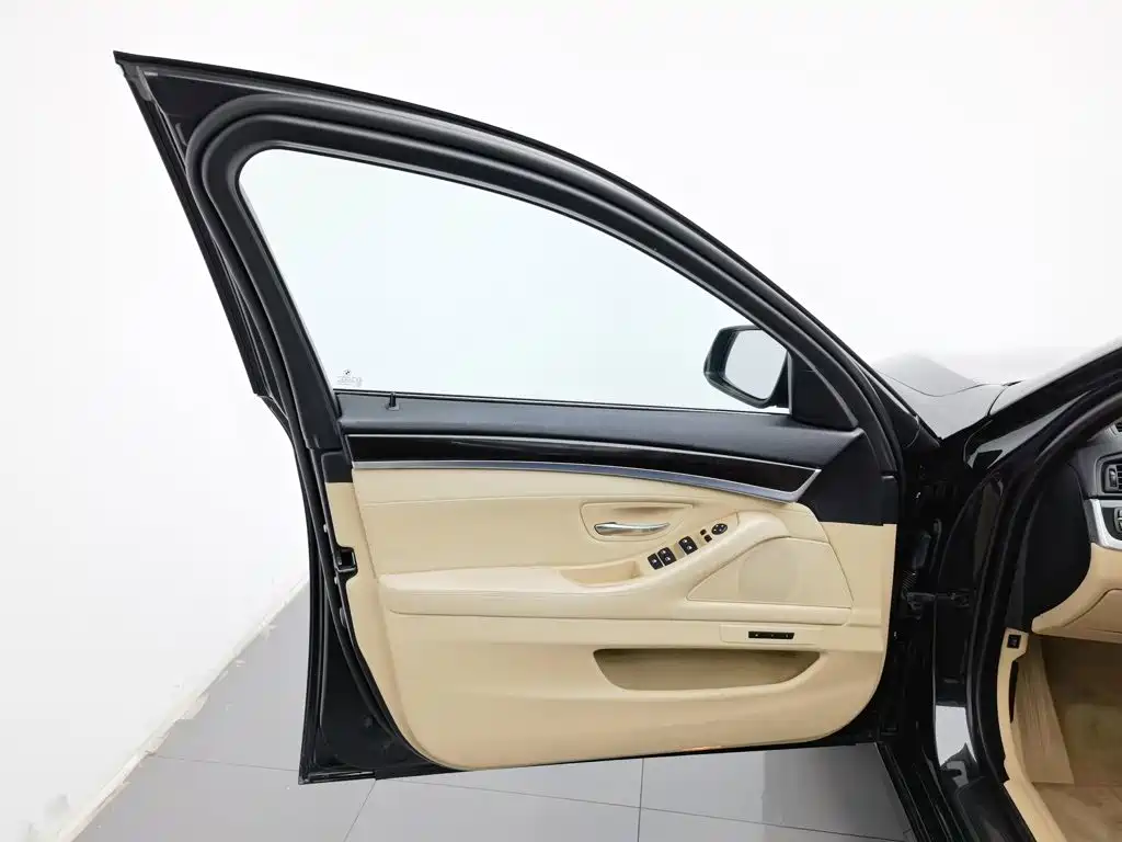 BMW 5 Series — миниатюра 8