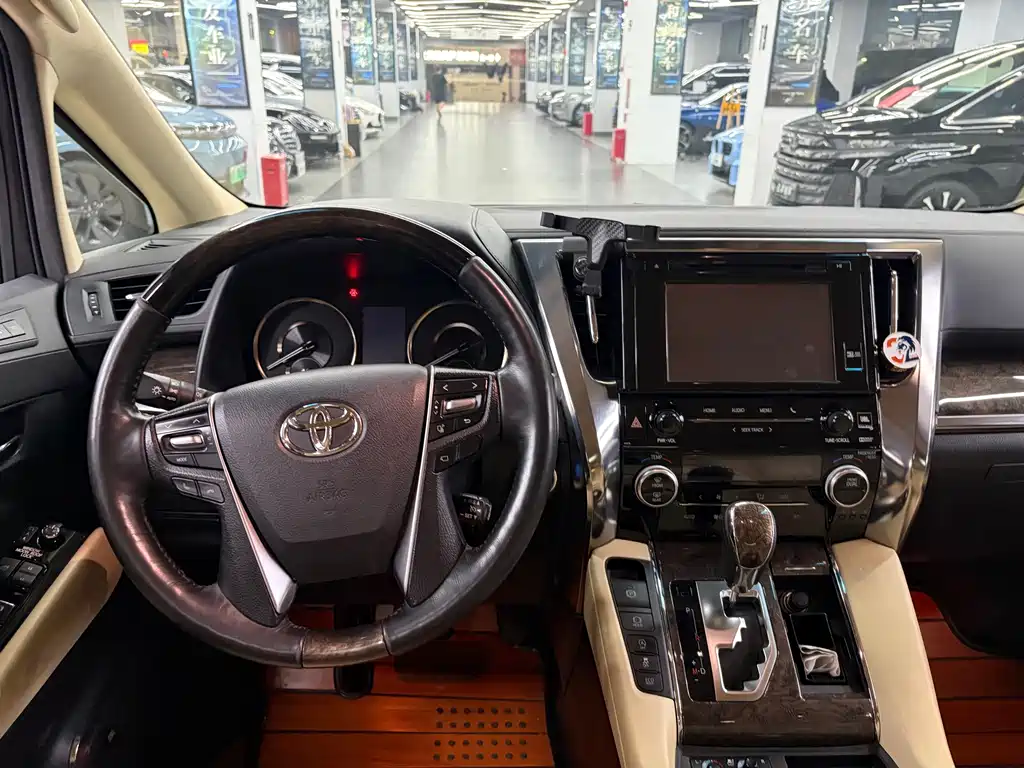Toyota Alphard — миниатюра 8