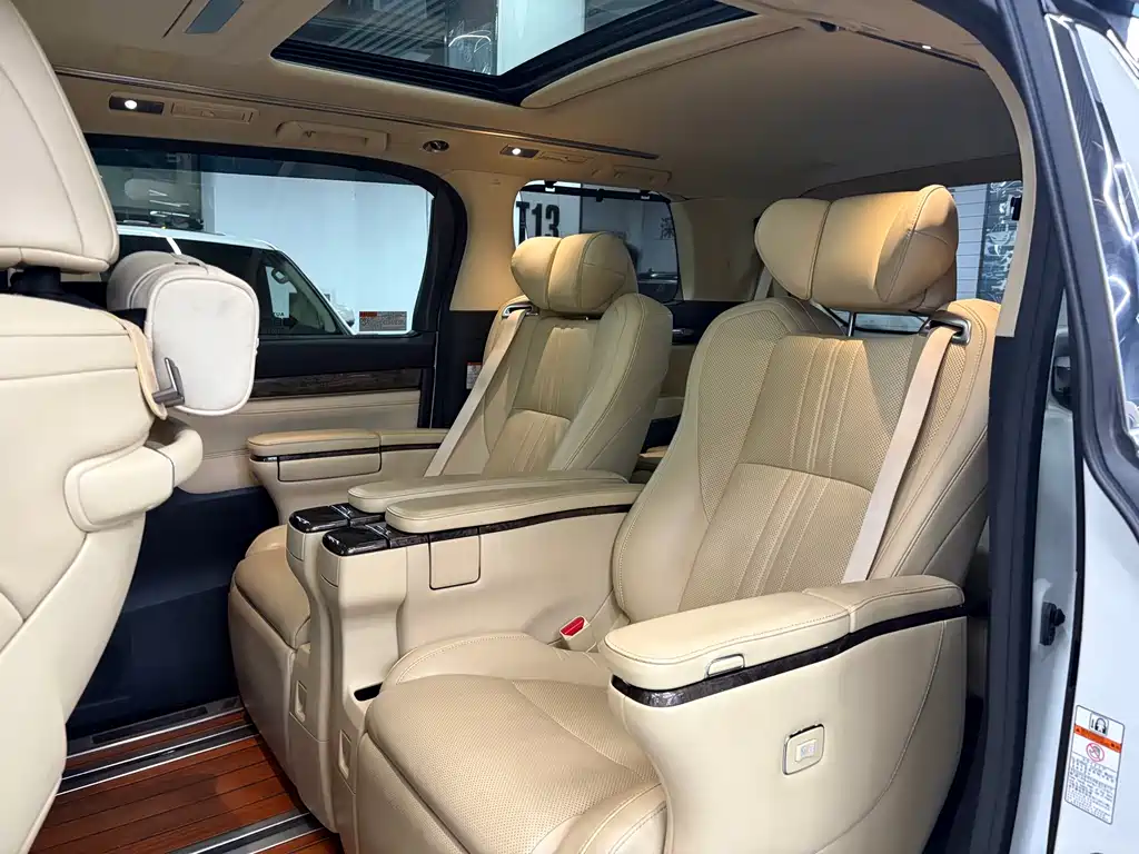 Toyota Alphard — миниатюра 6