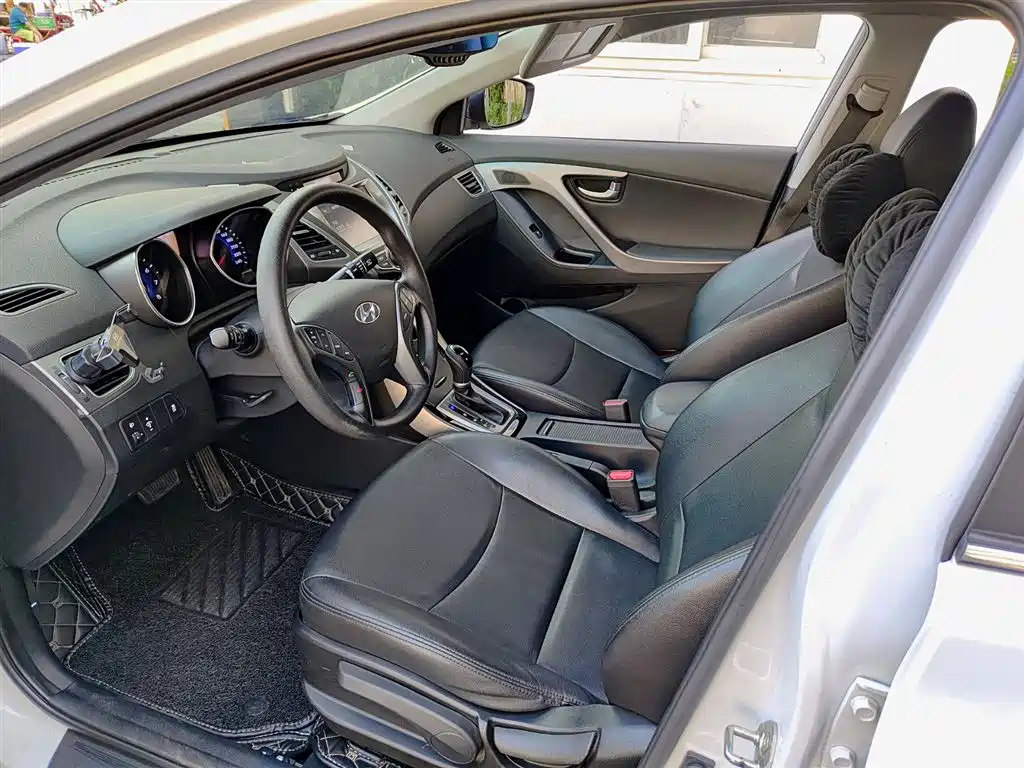 Hyundai Elantra 2016 1.6L AT Luxury