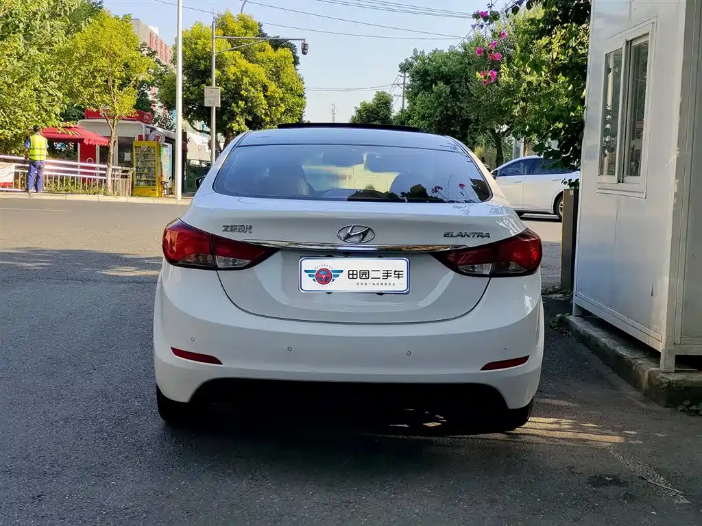 Hyundai Elantra 2016 1.6L AT Luxury