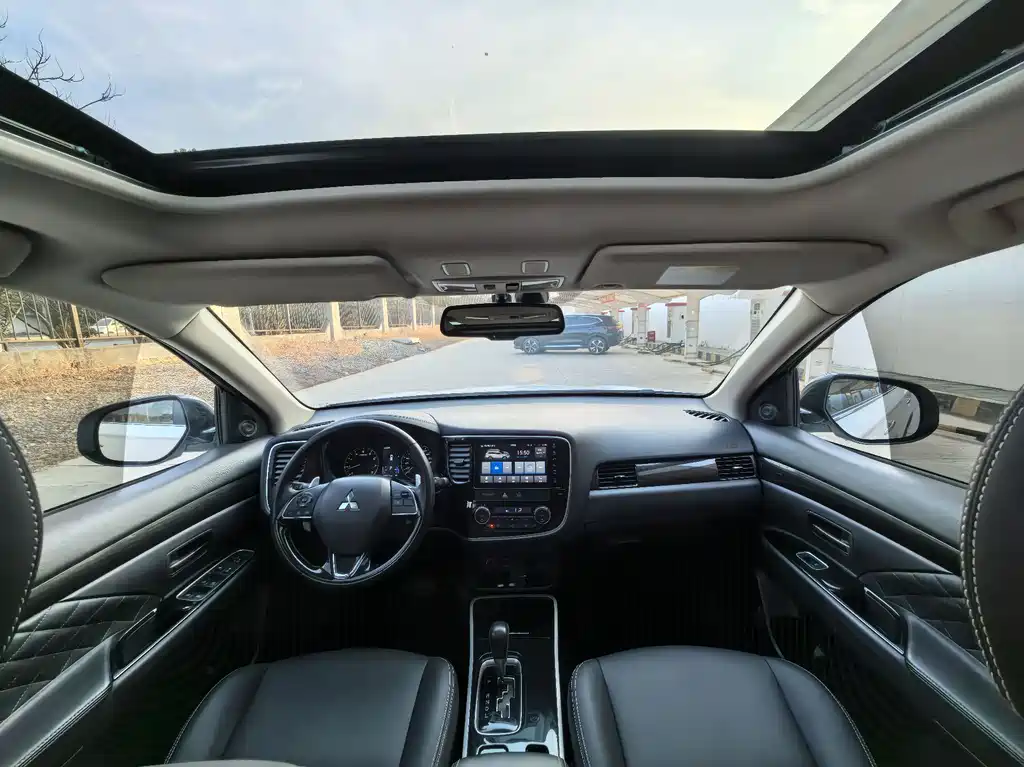 MITSUBISHI OUTLANDER