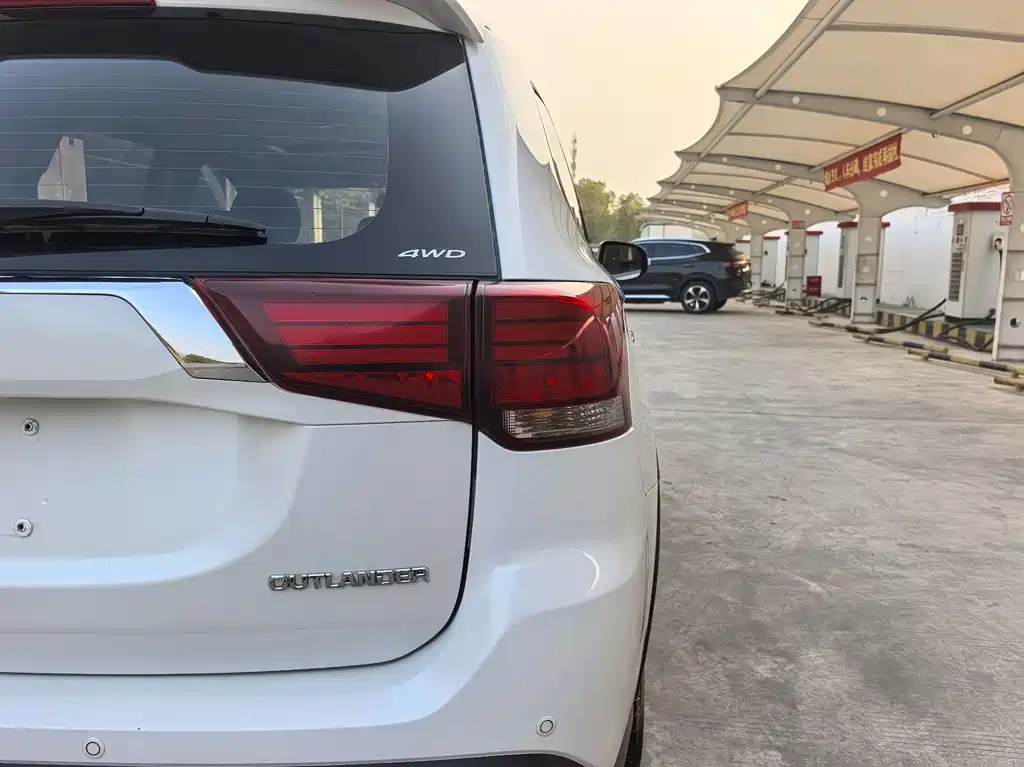 MITSUBISHI OUTLANDER