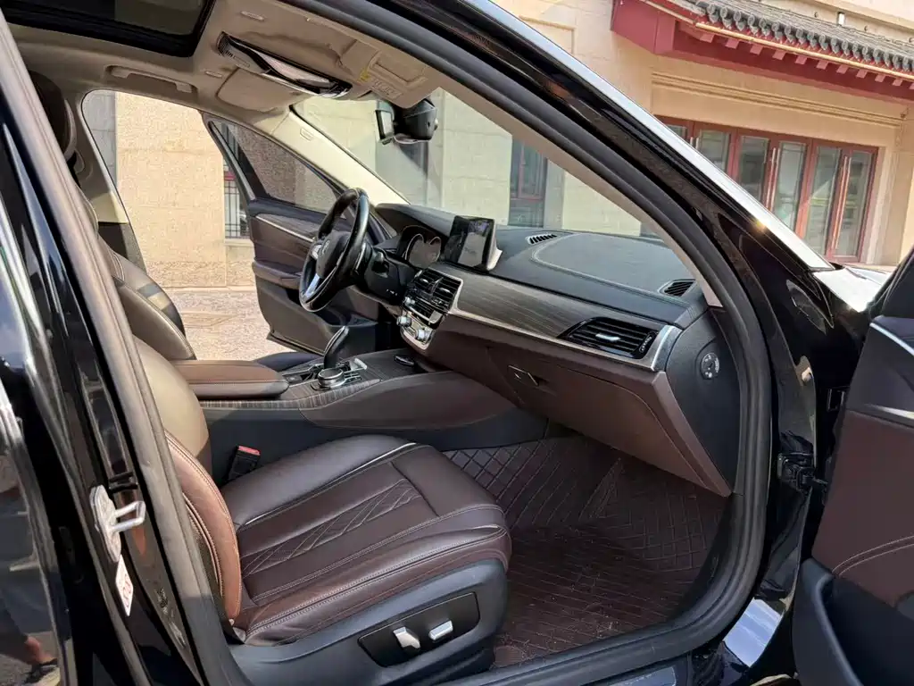BMW 5 Series — миниатюра 8