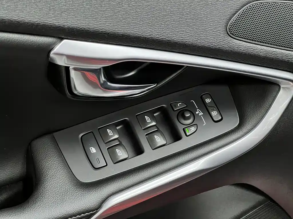 Volvo V40 — миниатюра 32
