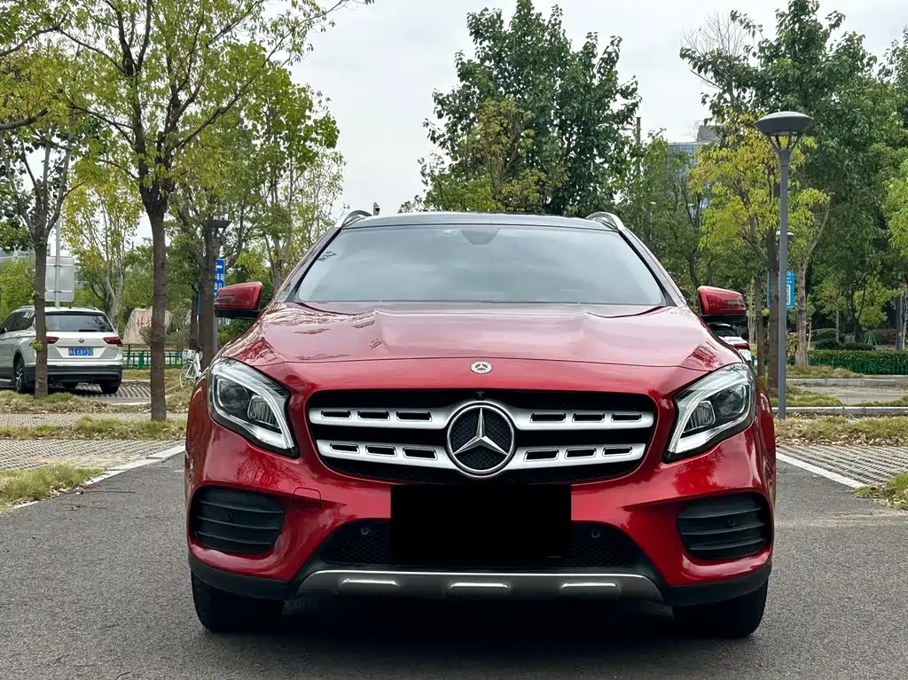 MERCEDES-BENZ GLA