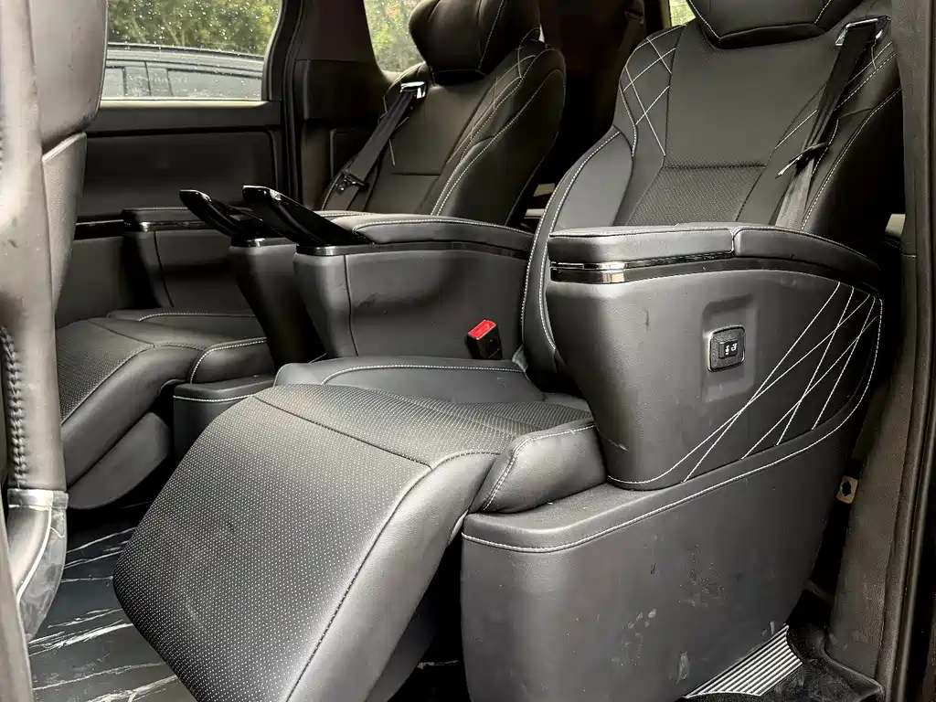 Toyota Alphard — миниатюра 7