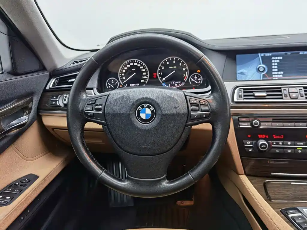 BMW 7 Series — миниатюра 11