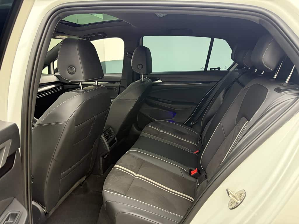 Volkswagen Golf 1.4 л 2024 г. Белый, пробег 27599 км