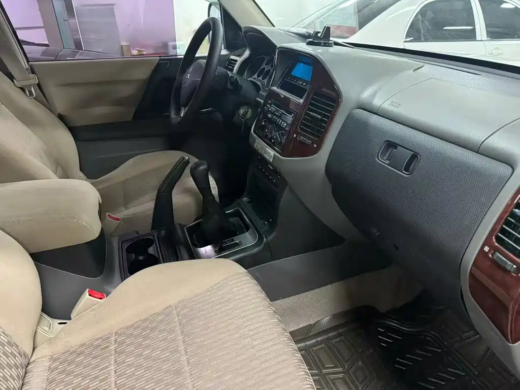 Mitsubishi Pajero — миниатюра 8