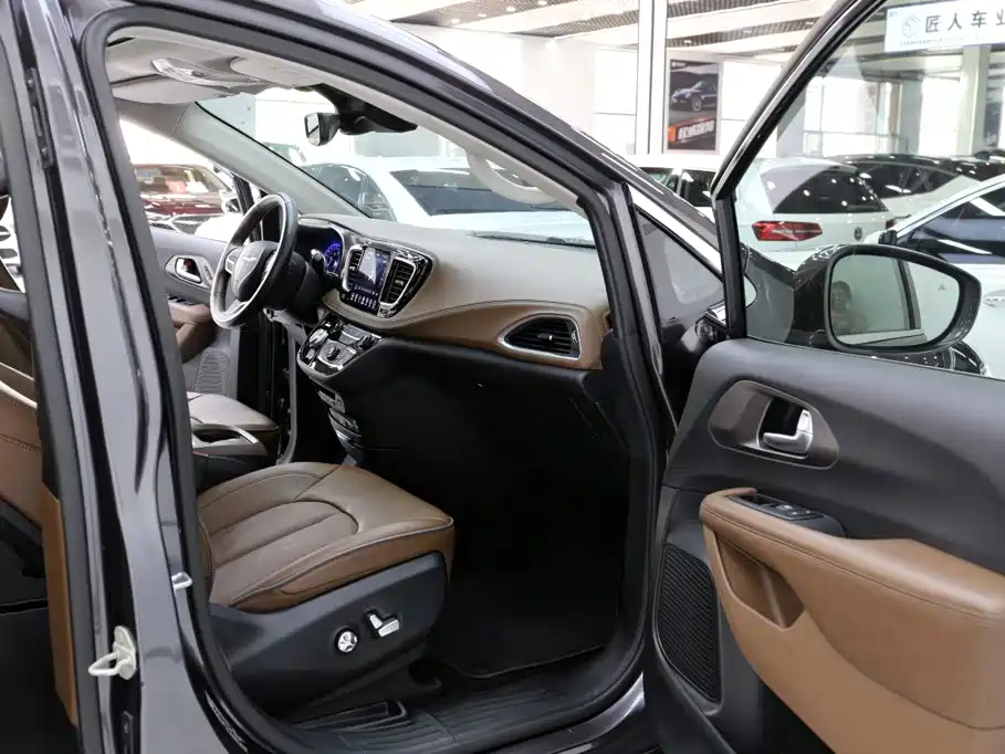 Chrysler Grand Voyager (Import) — миниатюра 18
