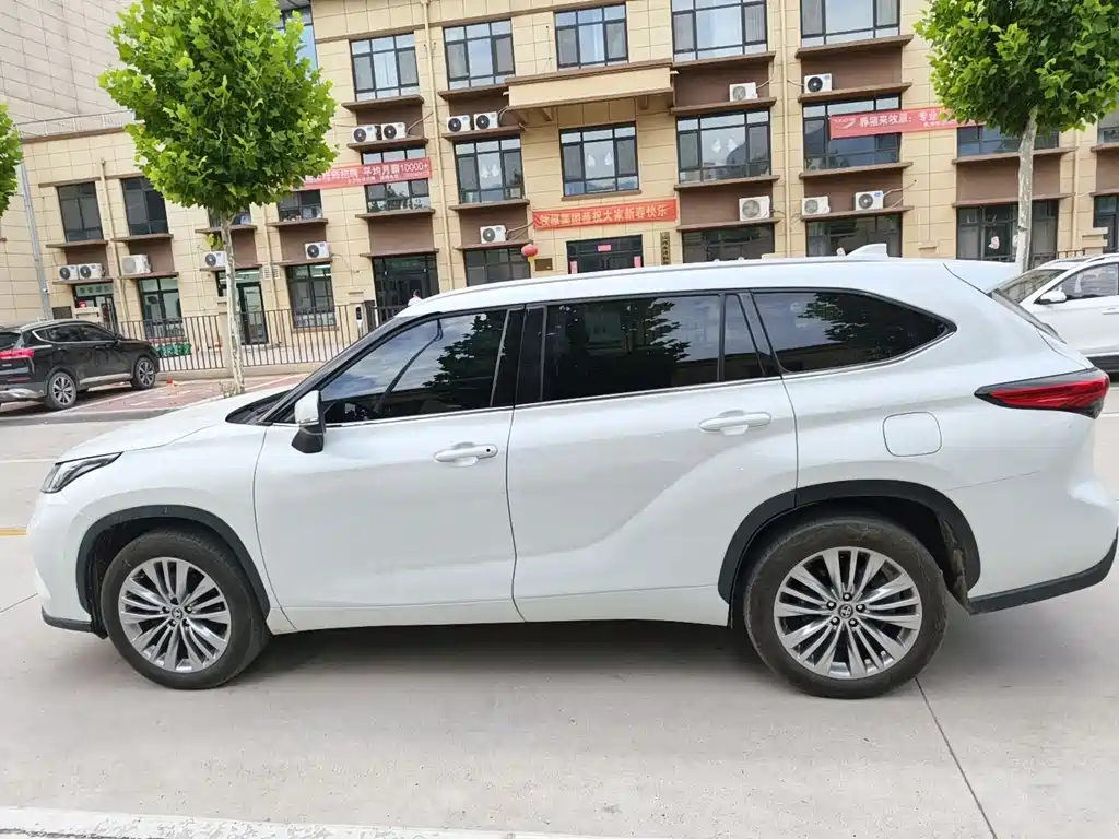 Toyota Highlander 2024 2.5L Luxury 7 мест