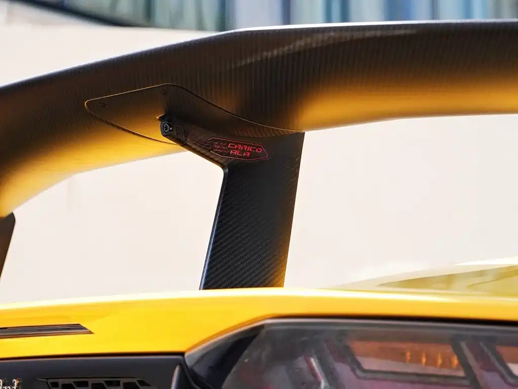 LAMBORGHINI AVENTADOR