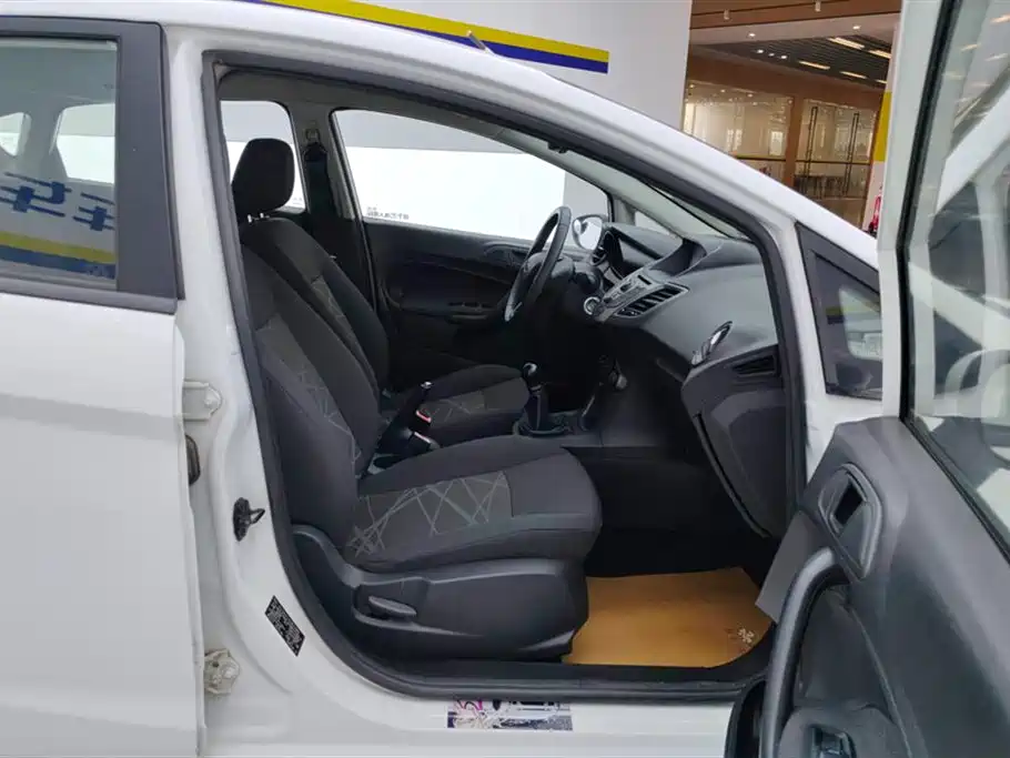 Ford Fiesta 2013 1.5L MT