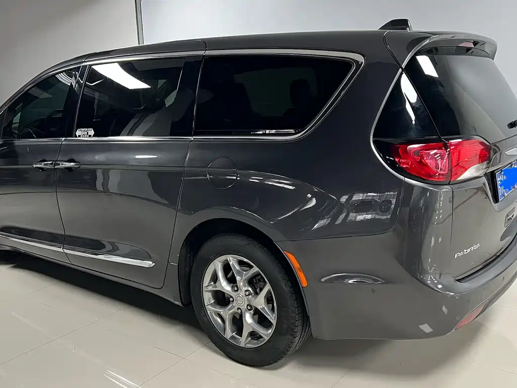 Chrysler Grand Voyager (Import) — миниатюра 3