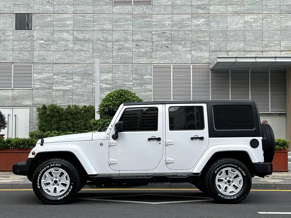 Jeep Wrangler 3.0L Sahara 4-door Comfort Enjoy Edition, фото 4
