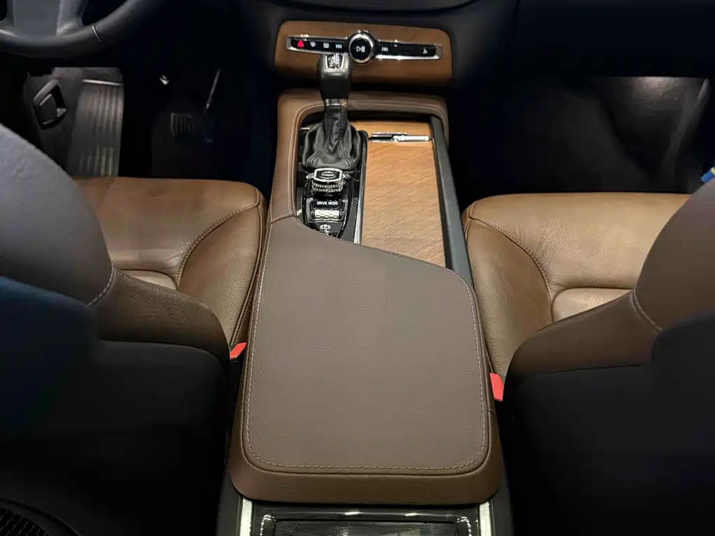 Volvo XC90 2020 T6 Luxury 7 мест