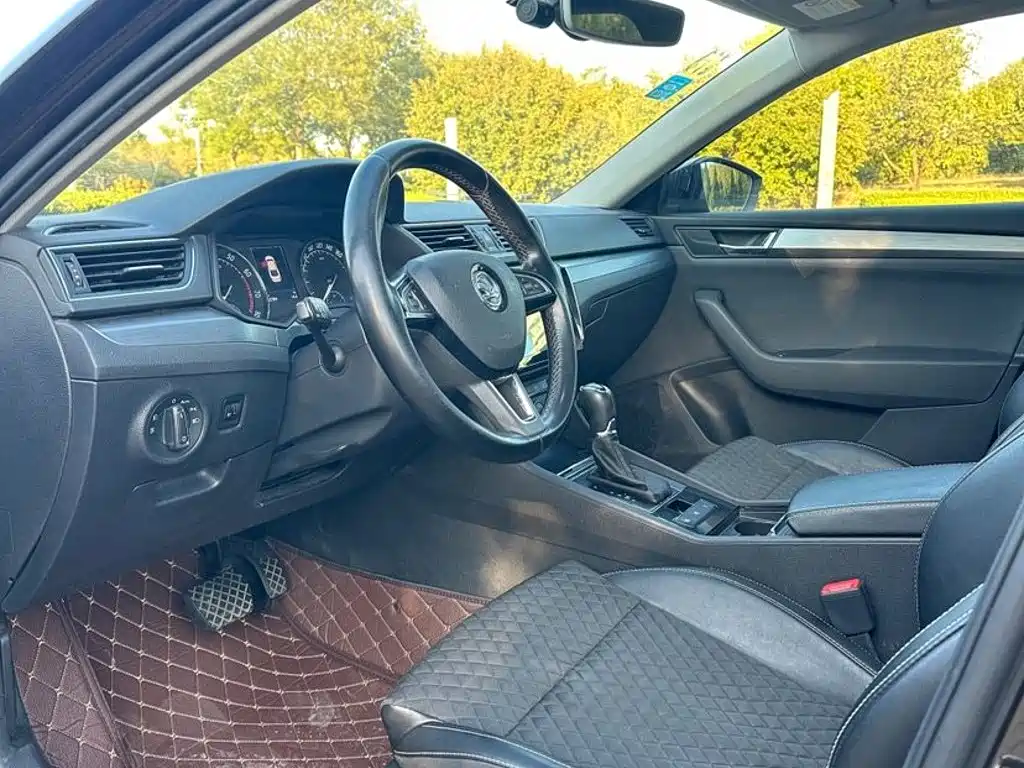 Skoda Superb — миниатюра 8