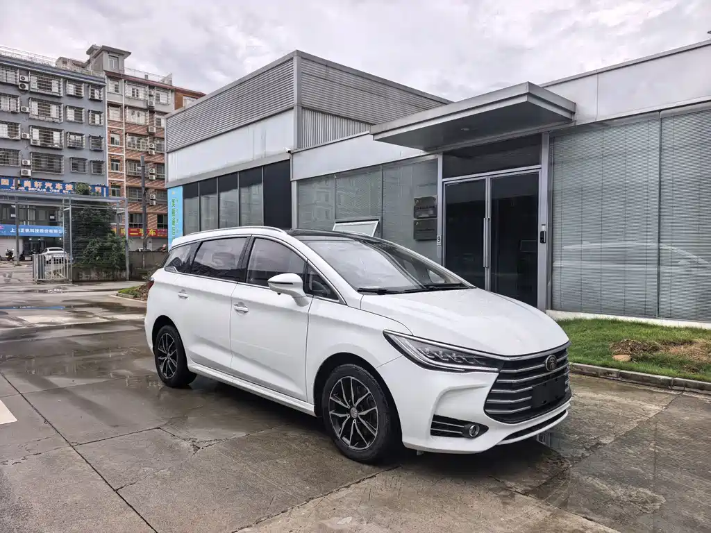BYD MAX — миниатюра 3