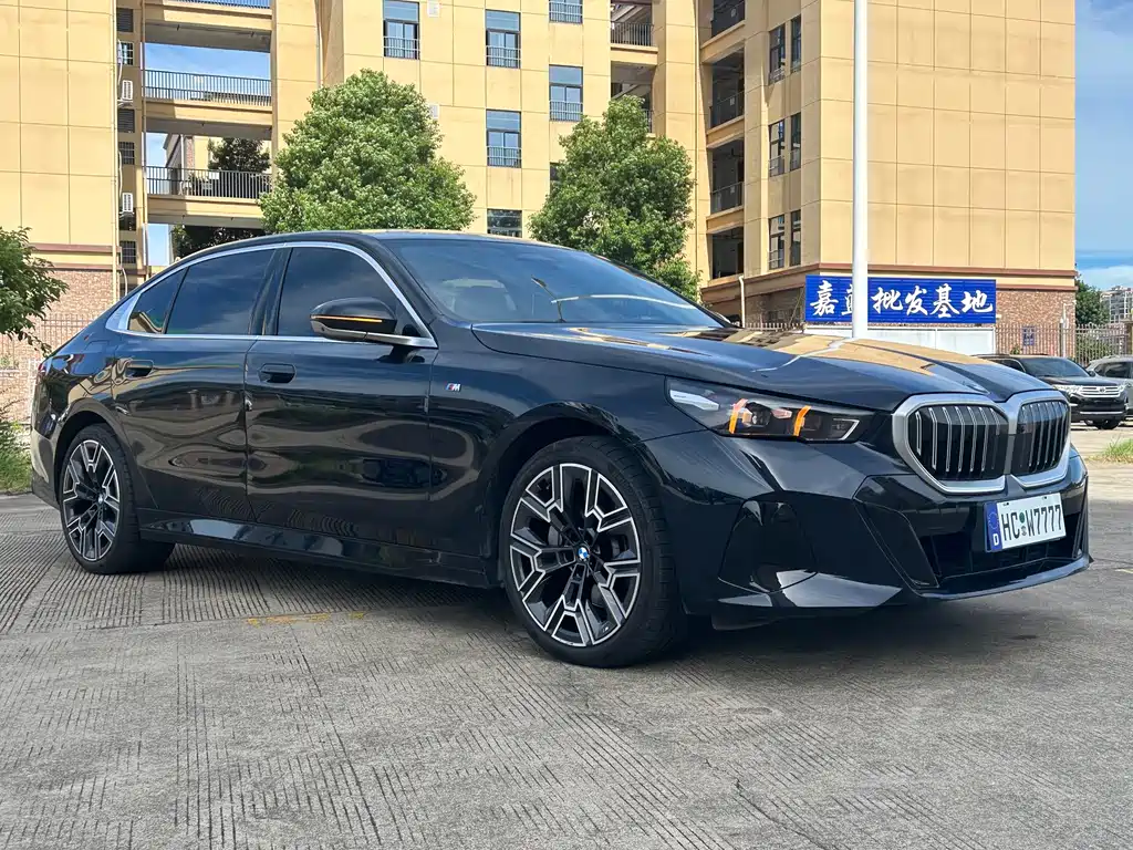 BMW 5 Series — миниатюра 12