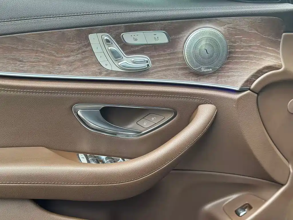 Mercedes-Benz E-Class — миниатюра 8