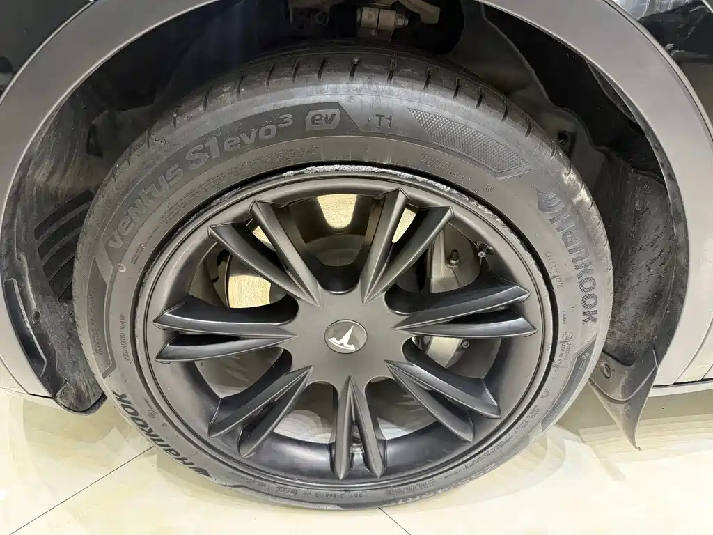 Tesla Model Y — миниатюра 15