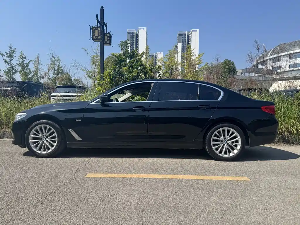 BMW 5 Series — миниатюра 8