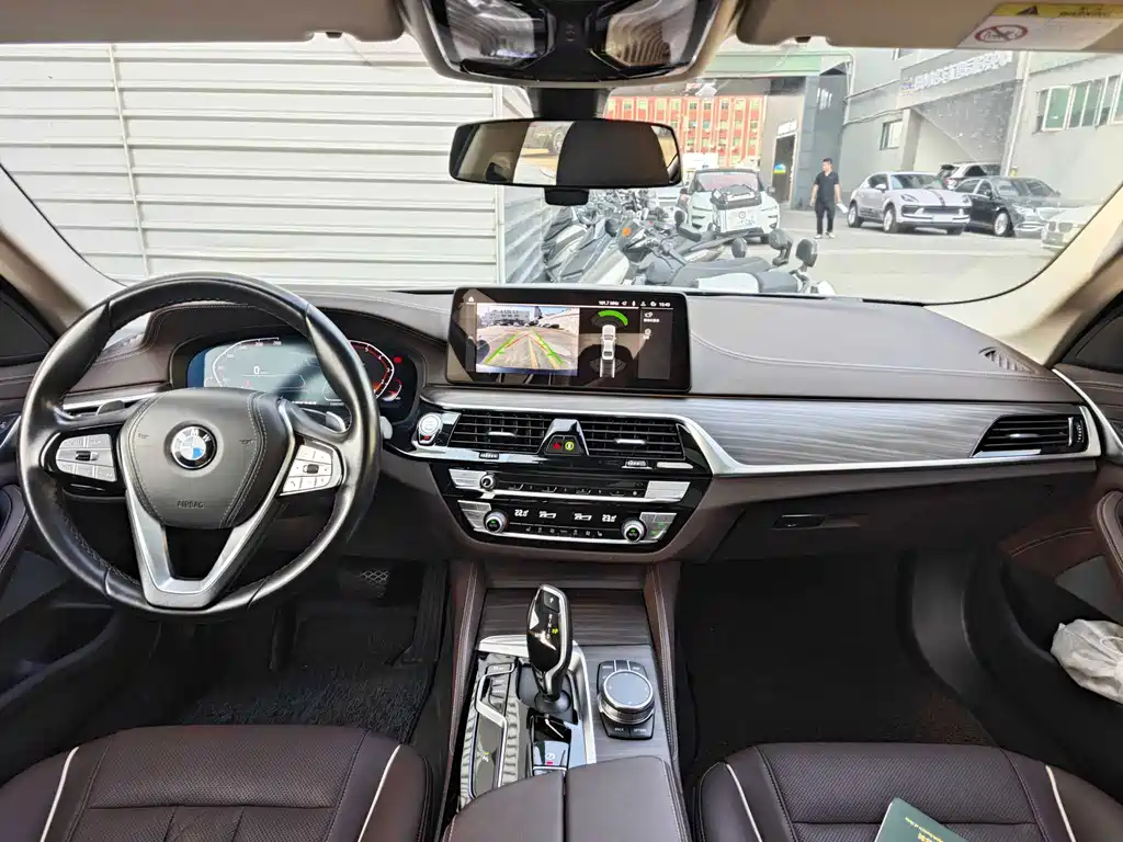 BMW 5 Series — миниатюра 8