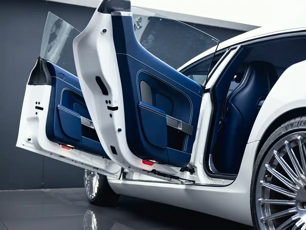 Aston Martin Rapide — миниатюра 10