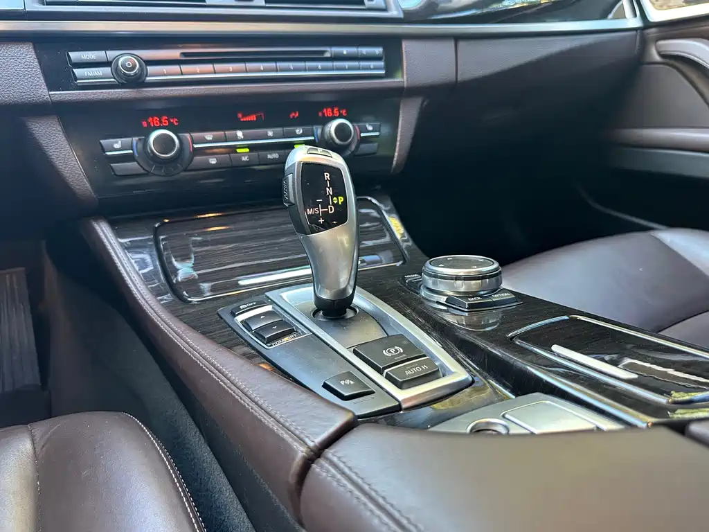 BMW 5 Series — миниатюра 11