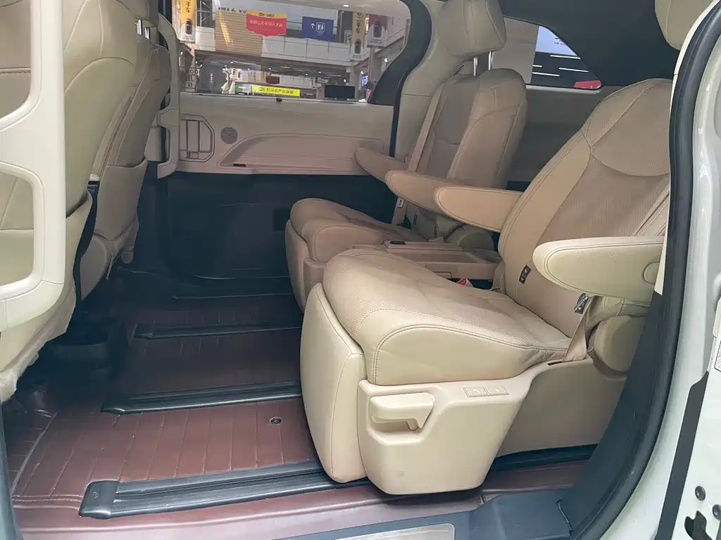 Toyota Sienna — миниатюра 9